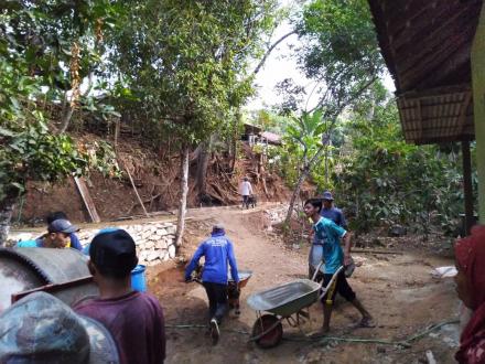 Warga Pedukuhan Ngenep Rt 004 Lanjutkan Kerja Bakti Pembangunan Jalan Pedukuhan 